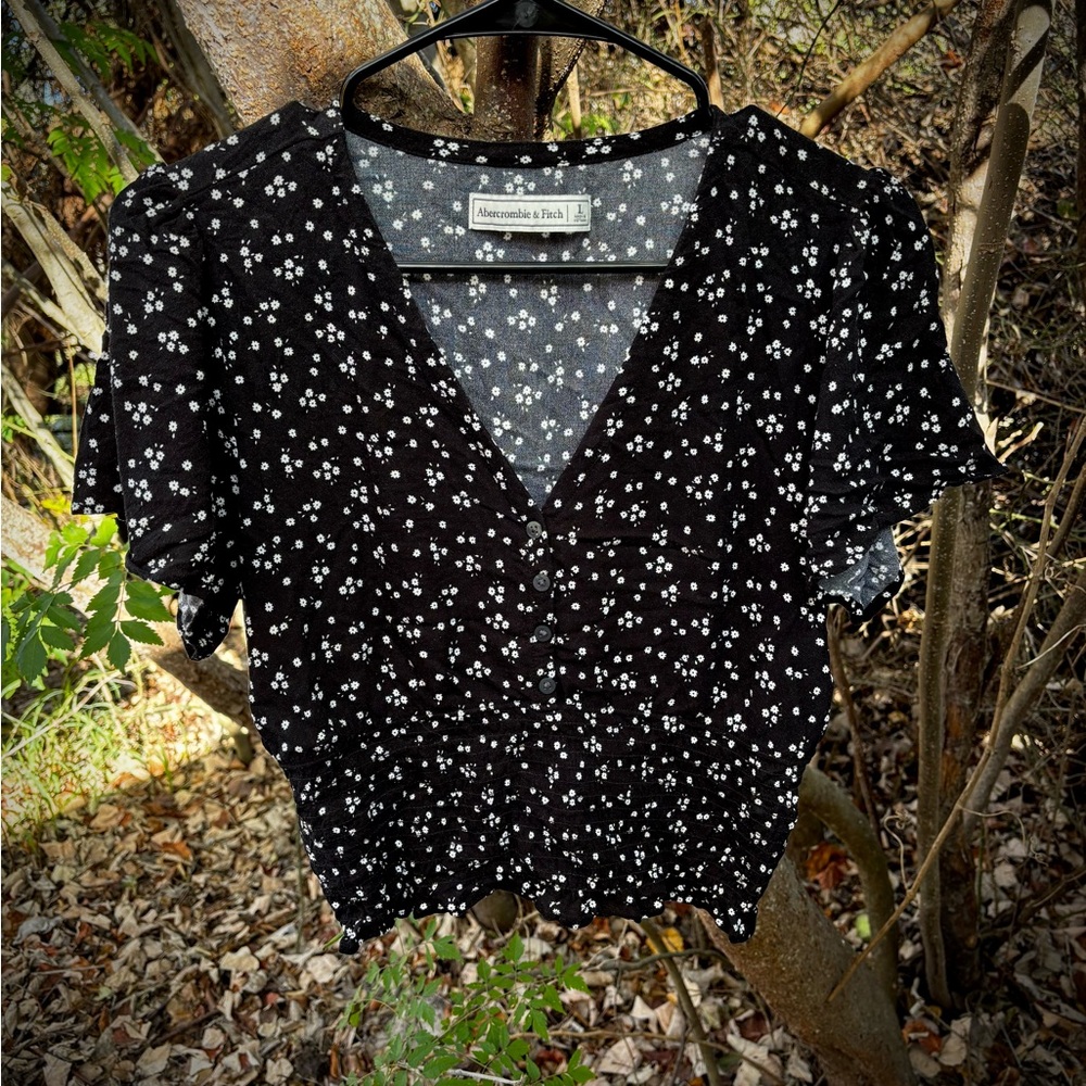 Abercrombie & Fitch Black and White Floral Blouse size L